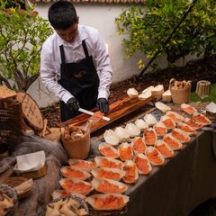 Celebrar tu boda en la casa familiar…qué ilusión y qué gustazo. Te acompañamos, como a A&P en su día. #bodaencasa#cateringpremium#celebrarencasa#coctelyfiestadeboda. Fotos: @albertobermudezfotografo