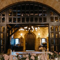 Mesas presidenciales en un marco espectacular. Por muchas bodas llenas de cariño, detalles y buen sabor en 2026. @loizagaweddings @grupoirunacatering #bodasbizkaia#cateringpremium#fincasbodas#bodas2026 @cristinamarrodanphoto